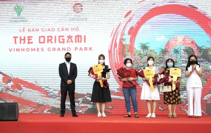 Đại diện Vinhomes và Mitsubishi Corporation trao chìa khóa cho các cư dân The Origami. Ảnh: Vinhomes