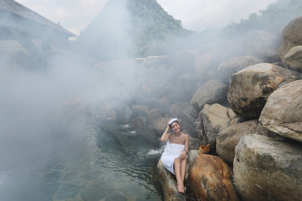 Du khách trải nghiệm tắm khoáng nóng Onsen tại Sun Onsen Village. Ảnh: Sun Property